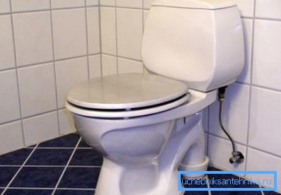 Installation einer Toilettenschüssel eines Systems eines Presslings auf einem Boden aus einer Keramikfliese. Installation einer Toilettenschüssel eines Systems eines Presslings auf einem Boden aus einer Keramikfliese.