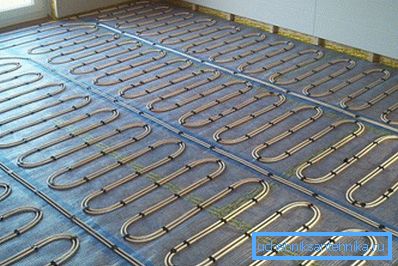 Die Installation eines mit Wasser beheizten Bodens ist sehr aufwendig und teuer. Die Installation eines mit Wasser beheizten Bodens ist sehr aufwendig und teuer.