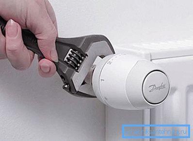 Die Installation erfolgt mit einem verstellbaren Schraubenschlüssel. Die Installation erfolgt mit einem verstellbaren Schraubenschlüssel.