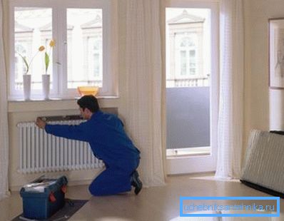 Installationsarbeiten werden anhand einer Zeichnung oder einer Skizze durchgeführt. Installationsarbeiten werden anhand einer Zeichnung oder einer Skizze durchgeführt.
