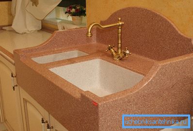 Spüle aus künstlichem Granit für ein Interieur im Retro-Stil Spüle aus künstlichem Granit für ein Interieur im Retro-Stil