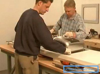 Spüle in Rillen auf Leim setzen Spüle in Rillen auf Leim setzen