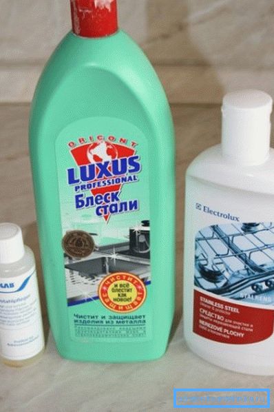 Flüssig- und Gelreinigungsmittel sind die beste Art, Edelstahlspülen zu waschen. Flüssig- und Gelreinigungsmittel sind die beste Art, Edelstahlspülen zu waschen.