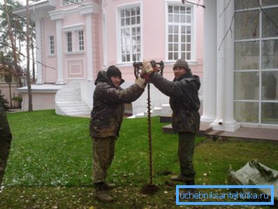 Sie können eine kleine Handschnecke mieten und alle Arbeiten selbst erledigen (auf dem Foto) Sie können eine kleine Handschnecke mieten und alle Arbeiten selbst erledigen (auf dem Foto)