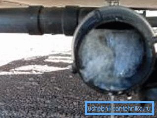 Auf diesem Foto können Sie sehen, was mit der Pipe passiert, falls alle Regeln nicht eingehalten werden Auf diesem Foto können Sie sehen, was mit der Pipe passiert, falls alle Regeln nicht eingehalten werden