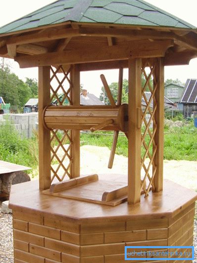 Auf dem Foto - ein Betonbrunnen, verziert mit Ziegel Auf dem Foto - ein Betonbrunnen, verziert mit Ziegel