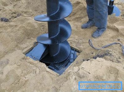 Auf einem Foto - Bohren von Sockelbrunnen Auf einem Foto - Bohren von Sockelbrunnen
