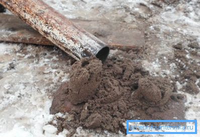 Auf dem Foto - die Menge an schlammigem Sediment aus einem Eigelb kann Sie sehr überraschen Auf dem Foto - die Menge an schlammigem Sediment aus einem Eigelb kann Sie sehr überraschen