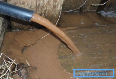 Auf dem Foto - unzureichende Wasserzufuhr führt zu Wassertrübung Auf dem Foto - unzureichende Wasserzufuhr führt zu Wassertrübung