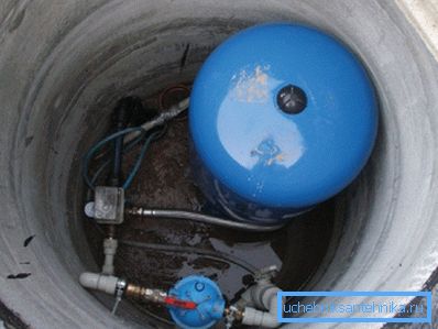 Bei der Fotoaufnahme der Ausrüstung für die Wasserversorgung des Hauses von einem Brunnen im Senkkasten. Bei der Fotoaufnahme der Ausrüstung für die Wasserversorgung des Hauses von einem Brunnen im Senkkasten.