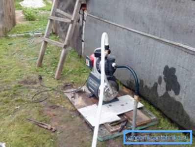Auf dem Foto - Abessinierbrunnen mit Pumpstation Auf dem Foto - Abessinierbrunnen mit Pumpstation