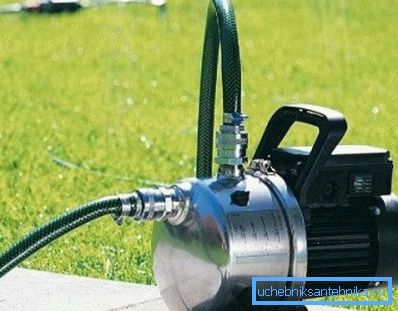 Auf dem Foto - eine demokratische Option für den Datscha-Brunnen - reicht der Kopf aus, um die Betten zu wässern Auf dem Foto - eine demokratische Option für den Datscha-Brunnen - reicht der Kopf aus, um die Betten zu wässern