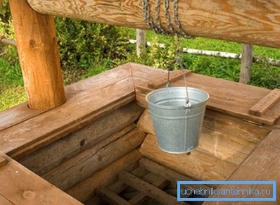 Auf dem Foto - ein Brunnen aus Holz Auf dem Foto - ein Brunnen aus Holz