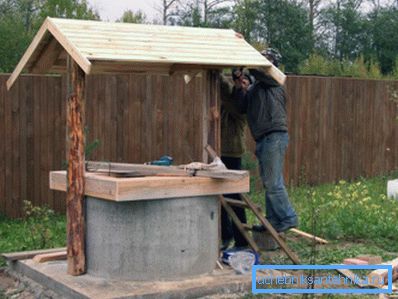 Auf einer Foto - Installation eines Brunnendaches. Auf einer Foto - Installation eines Brunnendaches.