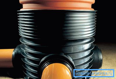 Auf einem Foto - ein eckiger Abwasserkanal aus Polymer Auf einem Foto - ein eckiger Abwasserkanal aus Polymer