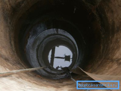 Auf dem Foto - Wasseransaugmine mit einer Tauchpumpe Auf dem Foto - Wasseransaugmine mit einer Tauchpumpe