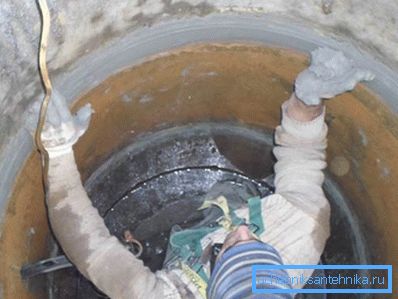 Im Foto - Versiegelung der Nähte von Betonringen Im Foto - Versiegelung der Nähte von Betonringen