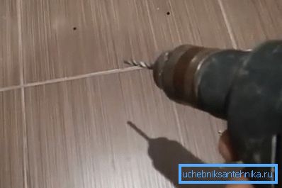 Auf dem Foto - ordentliche Löcher in der Kachel Auf dem Foto - ordentliche Löcher in der Kachel
