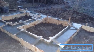 Im Foto ist das Betonieren abgeschlossen. Im Foto ist das Betonieren abgeschlossen.