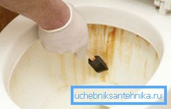 Auf dem Foto: braune Flecken und Flecken verderben das Erscheinungsbild der Toilette Auf dem Foto: braune Flecken und Flecken verderben das Erscheinungsbild der Toilette