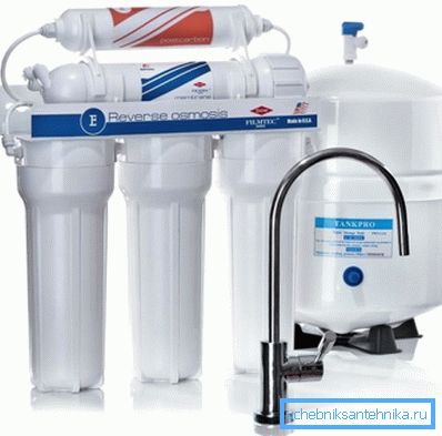 In der Foto - Haushaltsfiltration von Trinkwasser. In der Foto - Haushaltsfiltration von Trinkwasser.