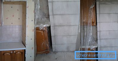 Auf dem Foto wurde ein Teil der Konstruktion zunächst so weit wie möglich eingegrenzt und dann restauriert Auf dem Foto wurde ein Teil der Konstruktion zunächst so weit wie möglich eingegrenzt und dann restauriert