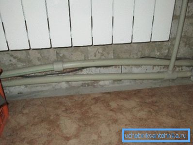 Auf dem Foto - die Rohrleitung verformt sich infolge thermischer Ausdehnung Auf dem Foto - die Rohrleitung verformt sich infolge thermischer Ausdehnung
