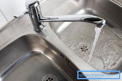 Das Foto zeigt ein Waschbecken mit zwei identischen Schüsseln. Das Foto zeigt ein Waschbecken mit zwei identischen Schüsseln.
