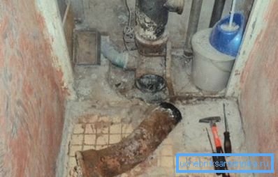 Auf dem Foto - Demontage des Kamms und Abgang zur Toilette. Auf dem Foto - Demontage des Kamms und Abgang zur Toilette.
