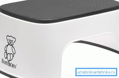 Auf dem Foto - ein Kinderständer für einen Waschtisch Auf dem Foto - ein Kinderständer für einen Waschtisch