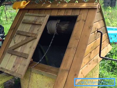 Auf dem Foto ein Haus auf dem oberen Betonring des Brunnengehäuses - die Konstruktion ist einfach, aber das Zeichnen des Hauses am Brunnen wird noch notwendig sein Auf dem Foto ein Haus auf dem oberen Betonring des Brunnengehäuses - die Konstruktion ist einfach, aber das Zeichnen des Hauses am Brunnen wird noch notwendig sein