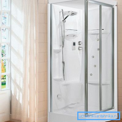 Auf dem Foto - Dusche mit Hydromassage. Auf dem Foto - Dusche mit Hydromassage.
