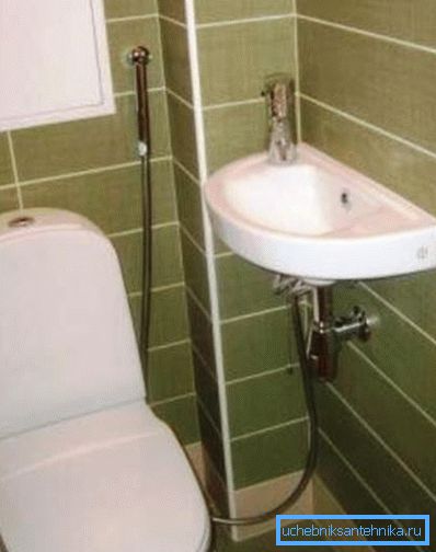 Auf dem Foto - der Duschkopf für das Bidet ist mit dem Waschbecken verbunden