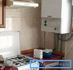 Auf dem Foto - ein moderner Zweikreis-Gaskessel für die autonome Wohnungsheizung Auf dem Foto - ein moderner Zweikreis-Gaskessel für die autonome Wohnungsheizung