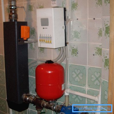 Im Foto - Elektrokessel in einem Privathaus installiert Im Foto - Elektrokessel in einem Privathaus installiert