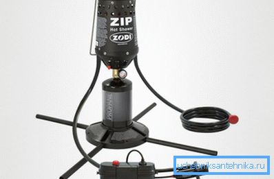 Auf dem Foto: Diese Option kann überall installiert werden und bietet eine warme Dusche, das Wasser wird vom Brenner erhitzt, die Pumpe wird mit Batterien betrieben Auf dem Foto: Diese Option kann überall installiert werden und bietet eine warme Dusche, das Wasser wird vom Brenner erhitzt, die Pumpe wird mit Batterien betrieben
