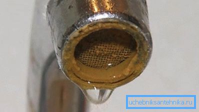 Das Foto zeigt einen charakteristischen gelben Niederschlag von Eisenoxiden. Das Foto zeigt einen charakteristischen gelben Niederschlag von Eisenoxiden.