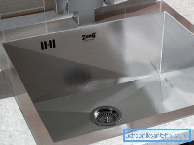 Auf dem Foto: Es ist ideal, die Spüle ohne die Hilfe von Spezialisten zu installieren. Auf dem Foto: Es ist ideal, die Spüle ohne die Hilfe von Spezialisten zu installieren.