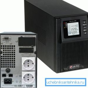 Auf dem Foto - eine unterbrechungsfreie Stromversorgung, die im Falle eines Stromausfalls den Betrieb des Kessels gewährleistet Auf dem Foto - eine unterbrechungsfreie Stromversorgung, die im Falle eines Stromausfalls den Betrieb des Kessels gewährleistet