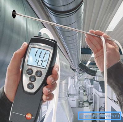 Auf dem Foto - die Messung von Druck und Luftstrom während des Tests. Auf dem Foto - die Messung von Druck und Luftstrom während des Tests.