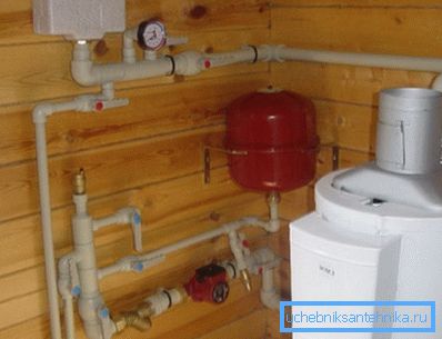 Das Foto zeigt einen Gaswarmwasserbereiter. Das Foto zeigt einen Gaswarmwasserbereiter.