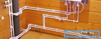 Das Foto zeigt die interne Verdrahtung von Rohren, die mit einer an einer Wand hängenden Automatisierungseinheit verbunden ist. Das Foto zeigt die interne Verdrahtung von Rohren, die mit einer an einer Wand hängenden Automatisierungseinheit verbunden ist.