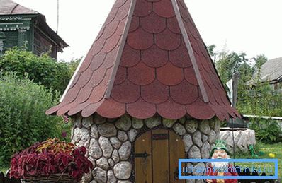 Auf dem Foto ist ein Steinhaus für einen Brunnen. Auf dem Foto ist ein Steinhaus für einen Brunnen.