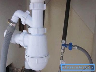 Auf dem Foto: Jede Spüle ist mit einem speziellen System ausgestattet, das verhindert, dass unangenehme Gerüche in den Abwasserkanal gelangen. Auf dem Foto: Jede Spüle ist mit einem speziellen System ausgestattet, das verhindert, dass unangenehme Gerüche in den Abwasserkanal gelangen.