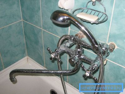 Auf dem Foto - die klassischen sowjetischen Klempnerarbeiten für die Dusche. Auf dem Foto - die klassischen sowjetischen Klempnerarbeiten für die Dusche.