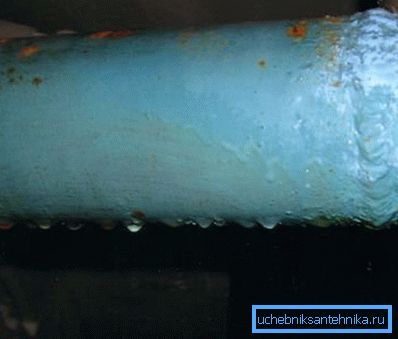 Im Foto - Kondensat an der Wasserleitung. Im Foto - Kondensat an der Wasserleitung.