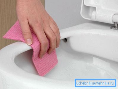 Auf dem Foto - ein Design mit einer Aussparung am Rand der Schüssel. Auf dem Foto - ein Design mit einer Aussparung am Rand der Schüssel.