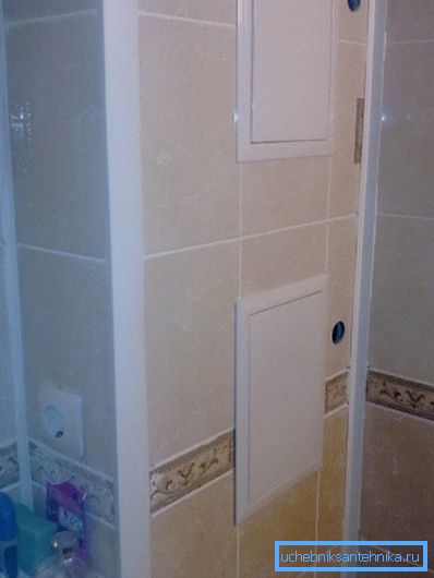 Auf einem Foto - eine Box für Abwasserrohre Auf einem Foto - eine Box für Abwasserrohre