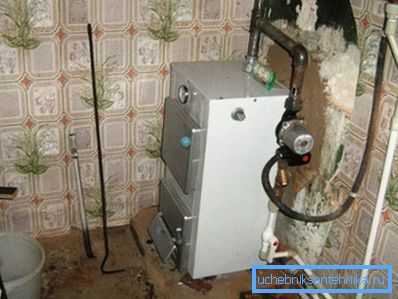 Das Foto zeigt einen Kessel und einen Ausdehnungsbehälter, die in verschiedenen Höhen für den natürlichen Kreislauf installiert sind. Das Foto zeigt einen Kessel und einen Ausdehnungsbehälter, die in verschiedenen Höhen für den natürlichen Kreislauf installiert sind.