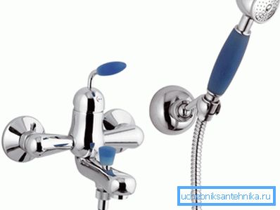 Auf dem Foto: Der Wasserhahn im Badezimmer mit Dusche hat ein komplexeres Gerät. In der Tat gibt es in der Konstruktion eine separate Einheit in Form einer Gießkanne, deren Wasserversorgung nach Bedarf ausgeführt wird. Auf dem Foto: Der Wasserhahn im Badezimmer mit Dusche hat ein komplexeres Gerät. In der Tat gibt es in der Konstruktion eine separate Einheit in Form einer Gießkanne, deren Wasserversorgung nach Bedarf ausgeführt wird.